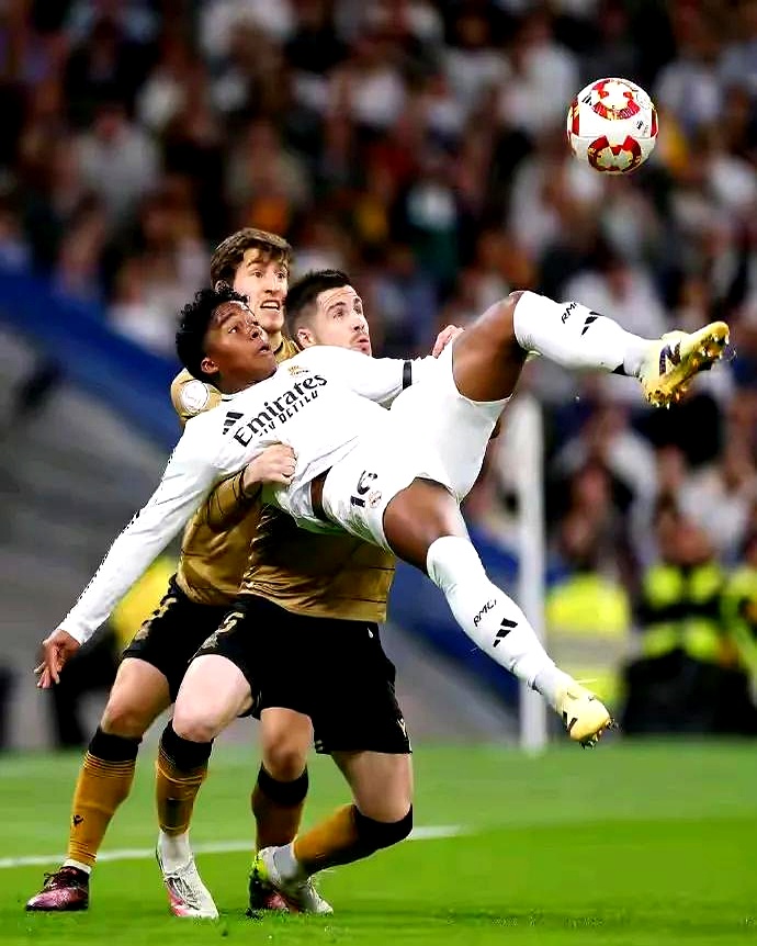 包含皇马客场不敌，卫冕之路阻滞不前的词条