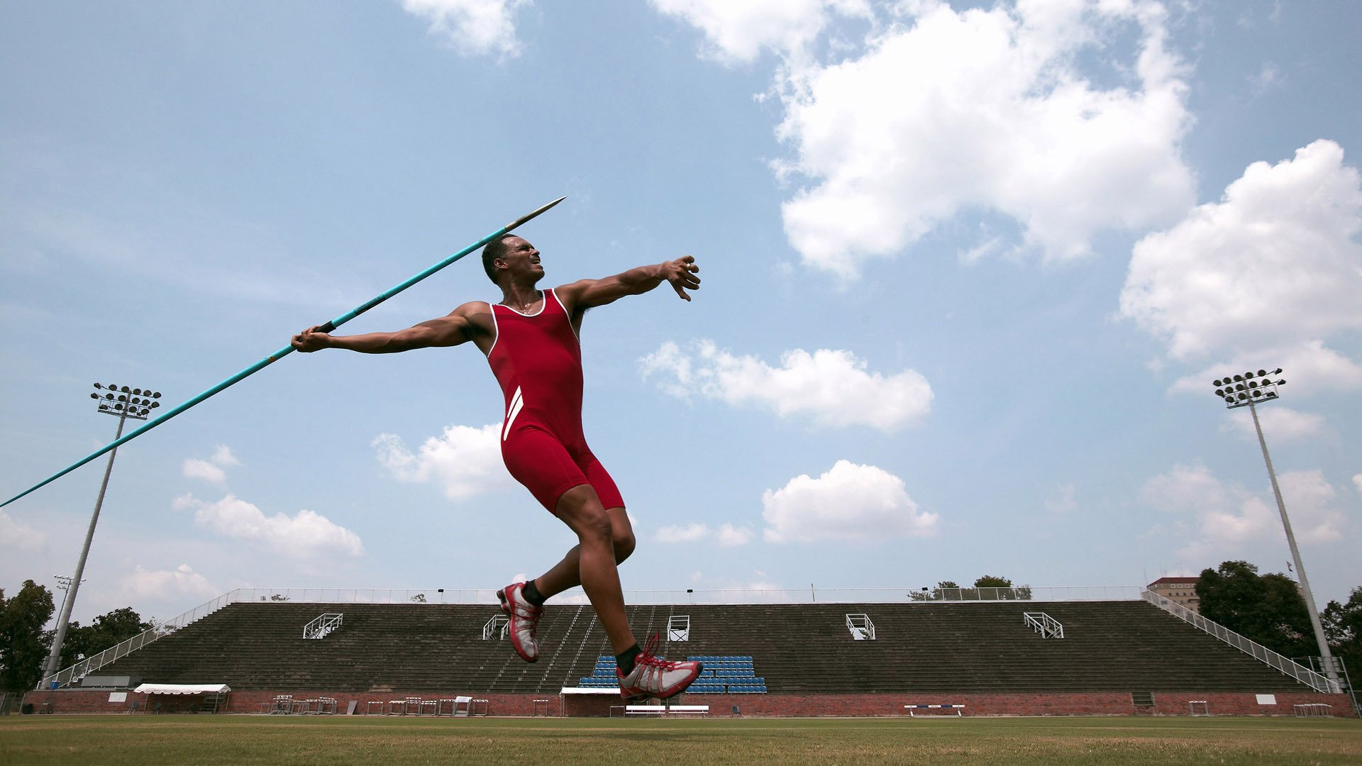 突尼斯连续得分压制皇家社会,奥斯梅恩末节接管比赛