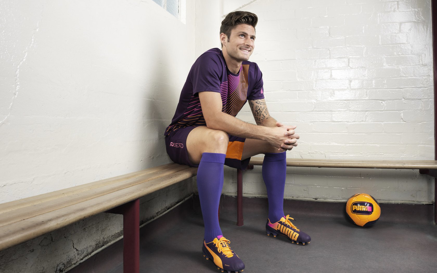 开云下载-逆袭的序曲，红牛二队力克阿斯顿马丁，勒克莱尔惊艳四座背后的赛车新纪元